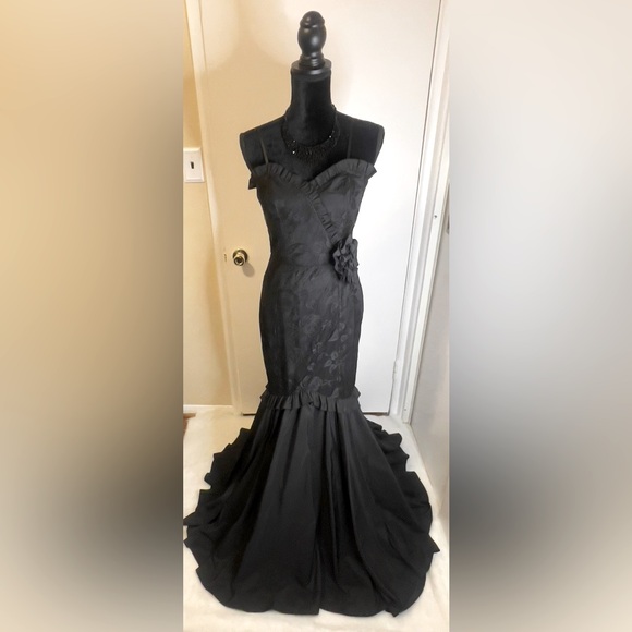 Max & Cleo Dresses & Skirts - Size 6 Max and Cleo Formal Black Gown in excellent used condition. Worn once.